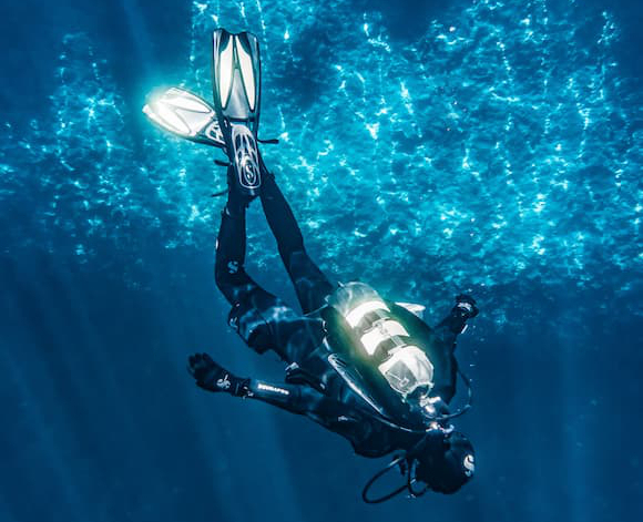 Scuba Girl blowning you a kiss.