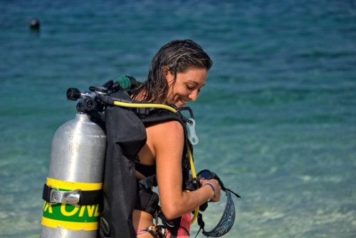 Pretty female Nitrox diver about to enter the water.